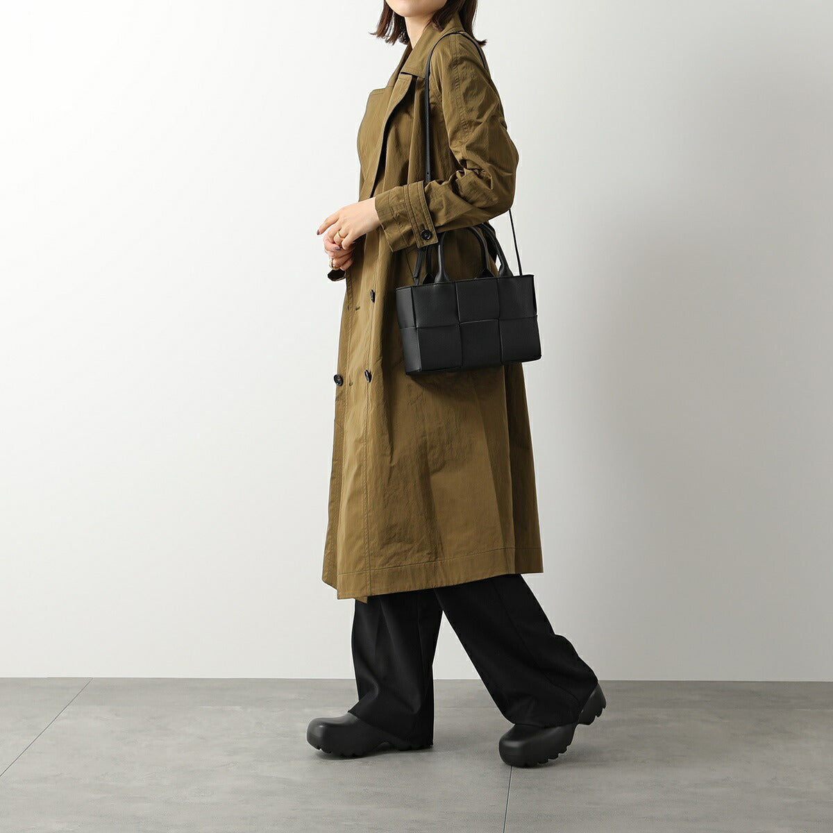 Woven leather women's handbag - stylish and versatile bag